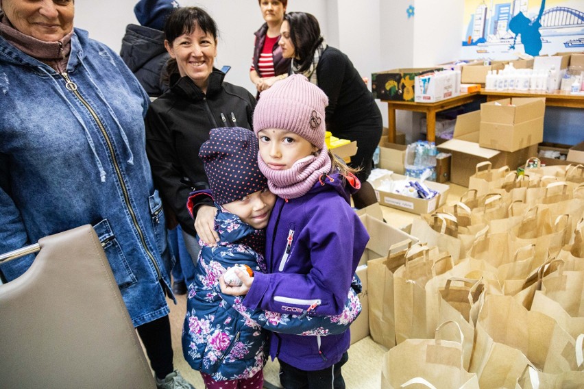 Przez punkt pomocy działający przy ul. św Marcina 4 (w...