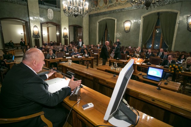 Rada Miasta Krakowa, stosunkiem głosów 23 (PO i klub prezydenta) do 19 (PiS) przyjęła rezolucję dotyczącą orzeczeń Trybunału Konstytucyjnego.