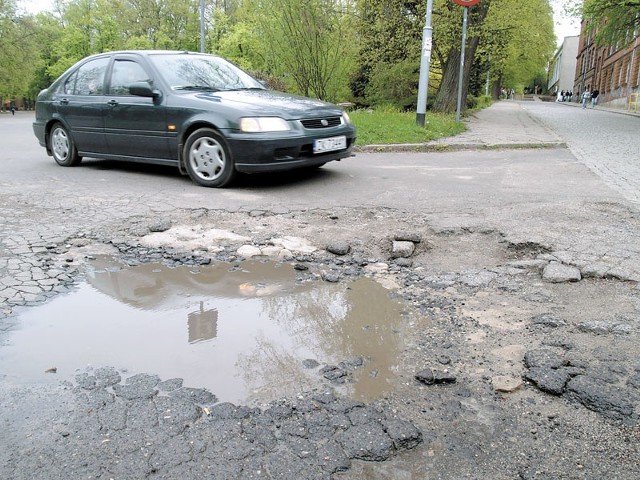 Taką przeszkodę muszą pokonać kierowcy parkujący przy amfiteatrze 