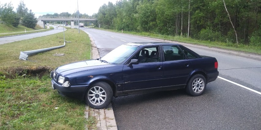 18-letni kierowca audi ściął latarnię na obwodnicy. Dzień wcześniej odebrał prawo jazdy (05.08.2019)