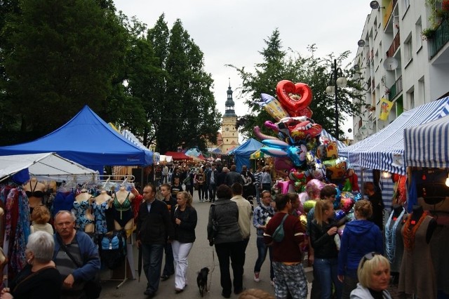 Lato Kwiatów 2011. Tysiące Opolan przyjechalo do Otmuchowa w weekend.