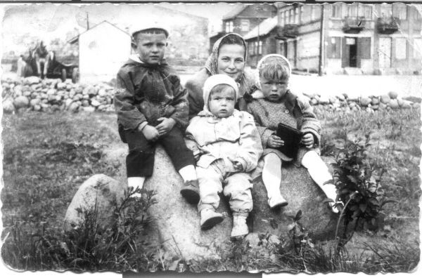 Aneta Kreczko w archiwum rodzinnym znalazła fotografię wykonaną w Sokołach w 1963 roku. Jest na niej rodzina Jamiołkowskich.