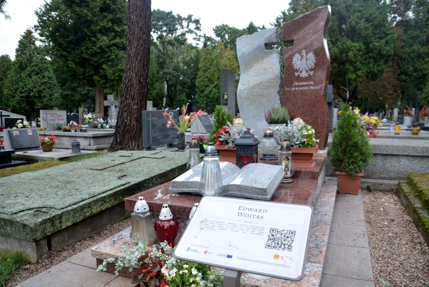 Ekshumacja ofiary katastrofy smoleńskiej na cmentarzu przy Lipowej