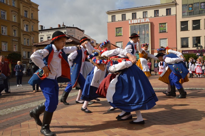  Chojnicki rynek pełen zabawy  z polskimi tańcami