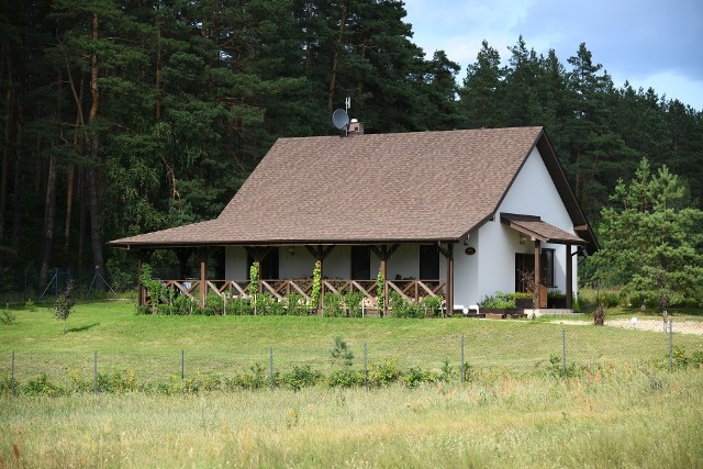 Szukacie niewielkiego domu od 100 do 150 mkw. za niewielkie pieniądze? Sprawdziliśmy, co można kupić, dysponując kwotą, nie wyższą niż 200 tys. zł. Niska cena przeważnie oznacza, że dom musi przejść mniejszy lub większy remont. Plusem może być położenie, spora działka czy zabudowanie gospodarcze. Zobaczcie wybrane oferty z portalu otodom.pl Wideo: Dom pod miastem – na co zwrócić uwagę przed zakupem?Źródło: Dzień Dobry TVN/x-news