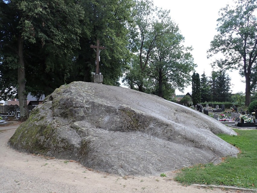 Największy kamień w Polsce znajduje się w miejscowości...