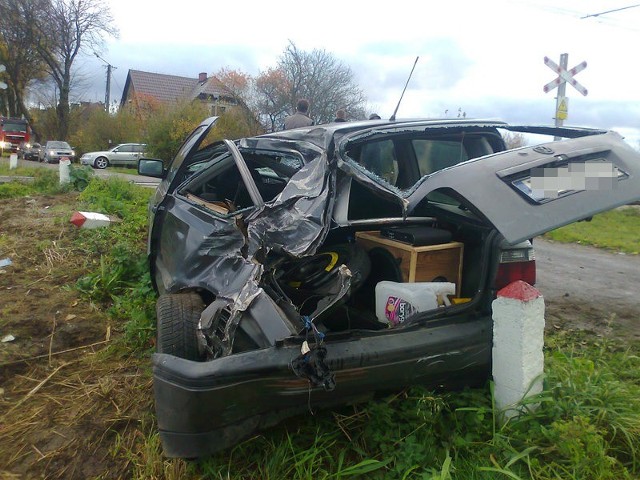 W zderzeniu z pociągiem technicznym auto zostało poważnie uszkodzone.