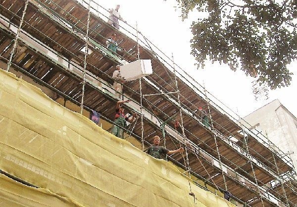 Pracownicy firmy "Hatterm" ocieplają  wieżowiec