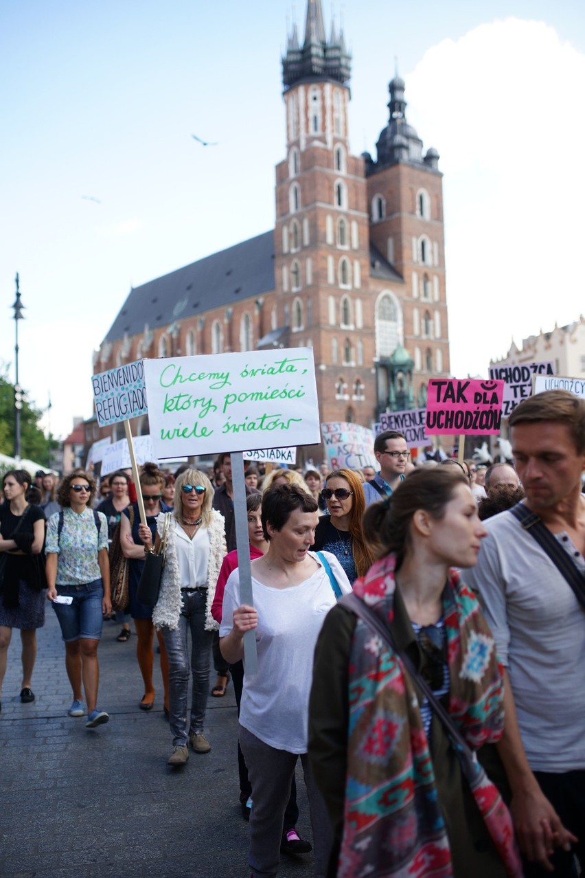 Kraków. "Chcę Arabkę za sąsiadkę" - demonstracja poparcia dla uchodźców [WIDEO, ZDJĘCIA]