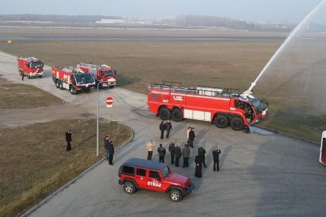 Na wyposażeniu lotniskowej straży pożarnej są 4 samochody ratowniczo-gaśnicze