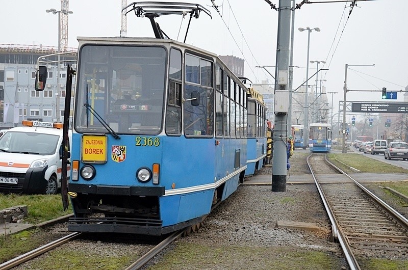 Wrocław: Wykolejenie tramwaju na pl. Dominikańskim (FOTO, OBJAZDY)