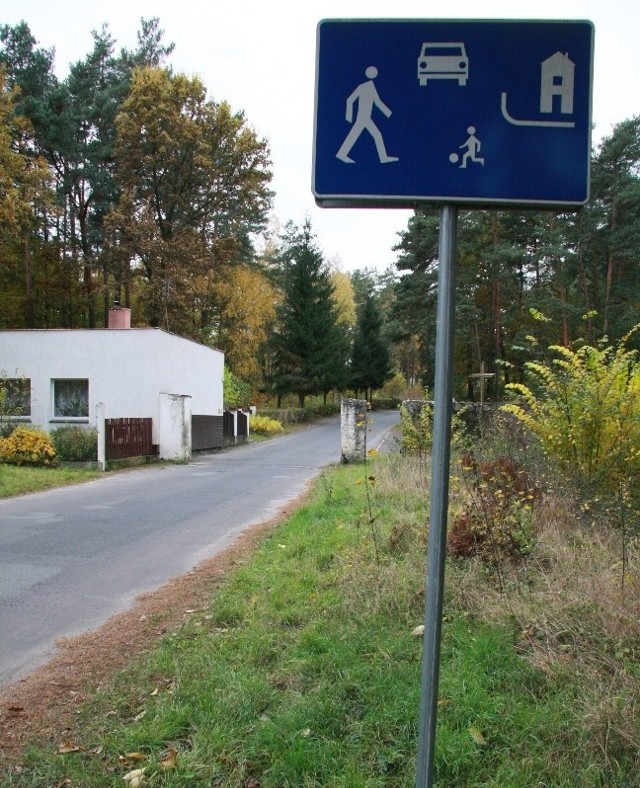 Ulice w Kęszycy Leśnej mają status drog osiedlowych, dlatego nie można na nich parkować  aut. Informuje o tym znak ustawiony przy wjeździe do wsi.