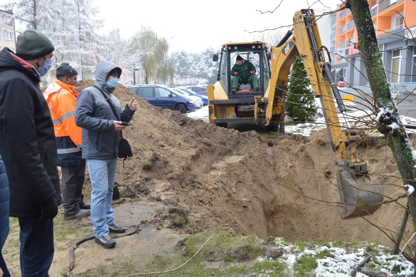 Awaria wodociągu w Nowej Dębie. Osiedle Północ bez wody, w centrum mętna kranówka [ZDJĘCIA]