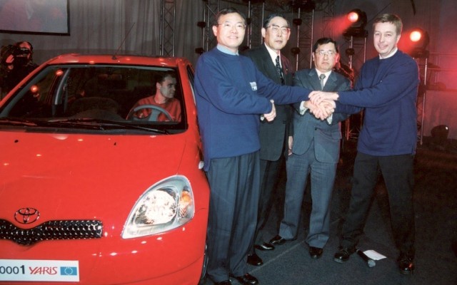 Toyota Yaris Toyota Motor Manufacturing France (TMMF) wyprodukowała 3-milionową Toyotę Yaris. Jest to dwubarwny Yaris Hybrid w wersji Selection. W ciągu 15 lat w powstawały 3 generacje samochodu, w tym wersje hybrydowe i odmiana na rynek amerykański.Fot. Toyota