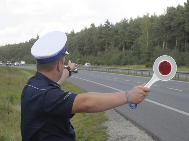 Mężczyzna miał przy sobie zapakowany w woreczkususz roślinny, małą elektroniczną wagę oraz metalowy młynek z nadrukiem liścia marihuany.