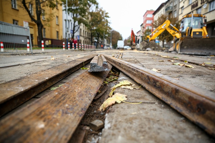 Na remontowanej ul. Królewskiej zrywają kostkę. Mieszkańcy: ależ ona jest cenna i zabytkowa!