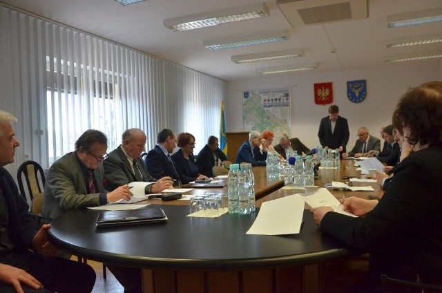 Ze względu na konieczność zapłacenia za drogę w poniedziałek odbyła się sesja nadzwyczajna Rady Powiatu Kozienickiego.