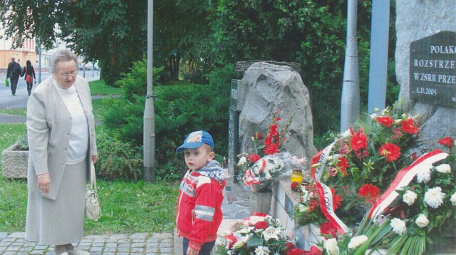Emilia Bielak należy do Stowarzyszenia Pionierów Zielonej Góry. Na zdjęciu jest z wnukiem Tomkiem koło pomnika katyńskiego przy ul. Bohaterów Westerplatte.