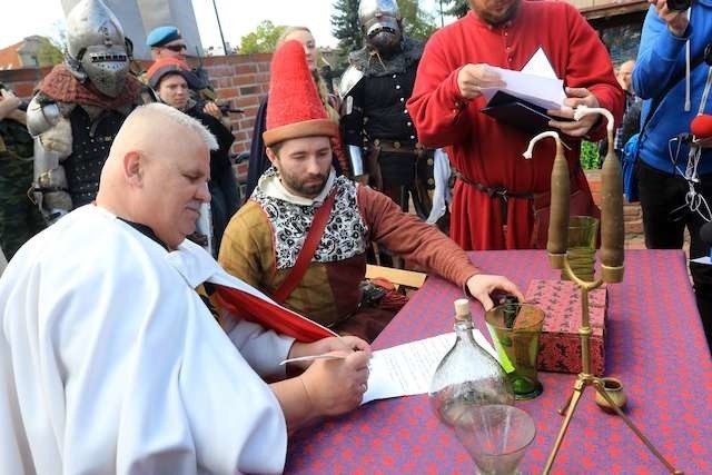 Dwa zamki, dwa brzegi. Jedno miasto. Komtur Andrzej Nowicki, gospodarz zamku krzyżackiego, podpisuje porozumienie o współpracy z Aleksandrem Zmudą-Trzebiatowskim, nowym starostą w Dybowie