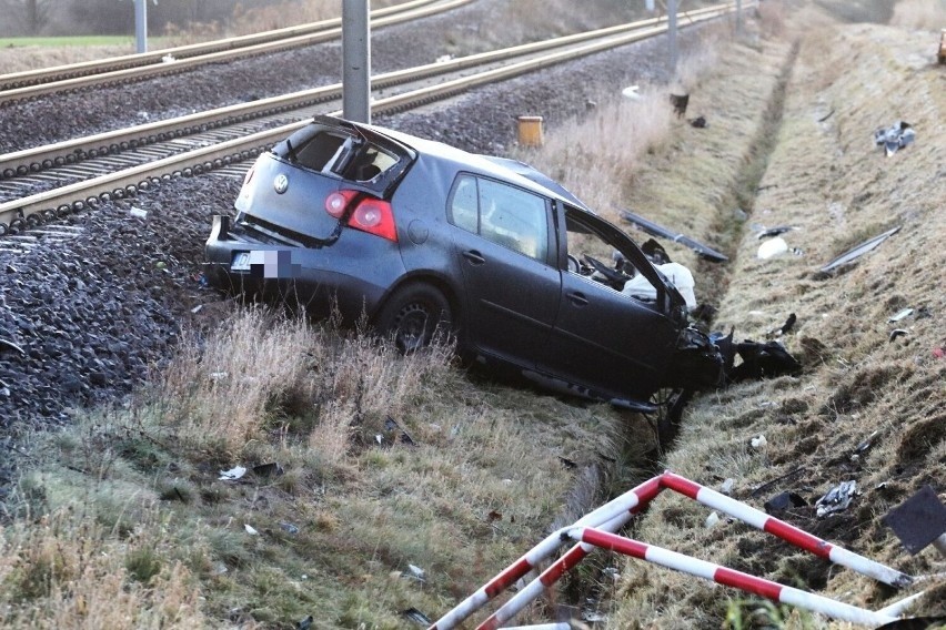 Tragedia na przejeździe kolejowym. W wypadku zginęła kobieta [ZDJĘCIA]