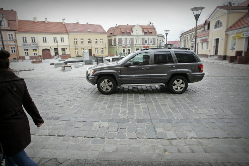 Po rynku na Psim Polu cały czas jeżdżą samochody