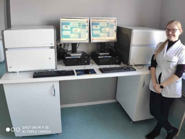 Na zdjęciu Izabela Szczygielska, Diagnosta Laboratoryjny i Specjalista ds. Systemu Zarządzania Jakością - jedna z organizatorek pracowni diagnostyki koronawirusa w 7. Szpitalu Marynarki Wojennej w Gdańsku oraz dwa termocyklery Light Cycler 480 II do oznaczania materiału genetycznego koronawirusa metodą PCR w czasie rzeczywistym.