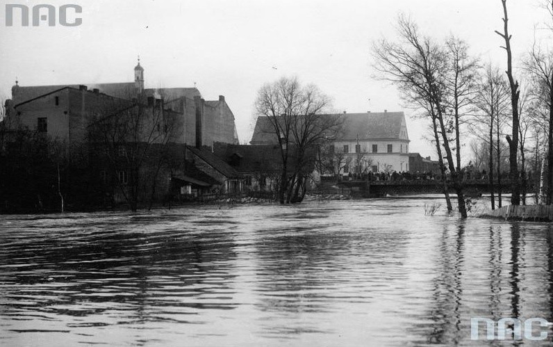 Powódź w Kaliszu. Zalana wodą ul. 3-go Maja, marzec 1924....