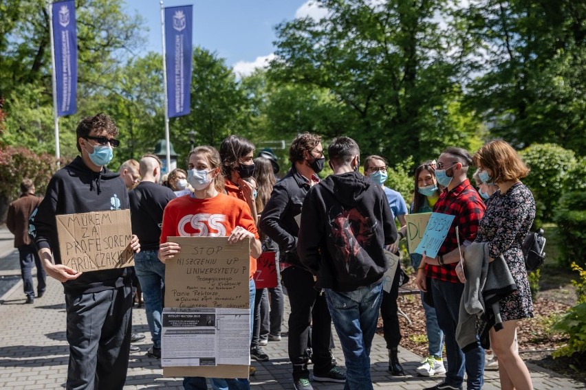 Kraków. Studenci Uniwersytetu Pedagogicznego protestowali przeciw zwolnieniom profesorów i likwidacji bibliotek [ZDJĘCIA]