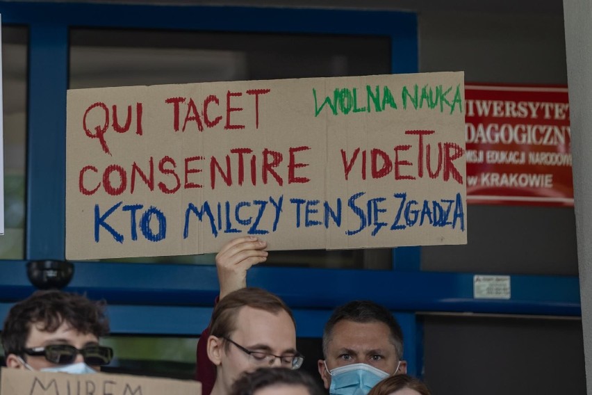 Kraków. Studenci Uniwersytetu Pedagogicznego protestowali przeciw zwolnieniom profesorów i likwidacji bibliotek [ZDJĘCIA]