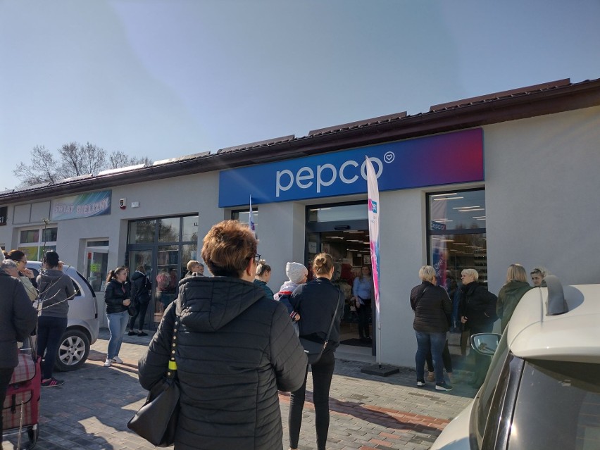 Sporo osób na otwarciu sklepu Pepco w Piekoszowie koło Kielc. Zobacz na zdjęciach, co się działo i w czym wybierali klienci   