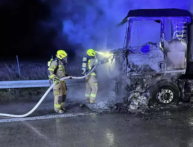 Doszczętnie spłonęła kabina samochodu ciężarowego, z której został szkielet.