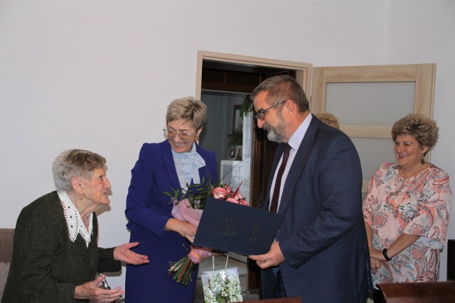 Wójt Gminy Wierzbica Zdzisław Dulias, złożył stulatce Stanisławie Kosteckiej życzenia, kwiaty i dyplom gratulacyjny.