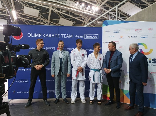 Przedstawiciel TME Rafał Eslinger, wiceprezes KS Olimp Łódź Mariusz Pełka, karatecy Hubert Jarocki i Dominik Dziuda, Prezes Miejskiej Areny Sportu i Rekreacji Sławomir Worach oraz dyrektor wydziału sportu Urzędu Miasta Łodzi Marek Kondraciuk