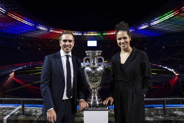 Philipp Lahm (dyrektor turnieju EURO 2024) i Celia Sasic (ambasador EURO 2024) z oficjalnym trofeum