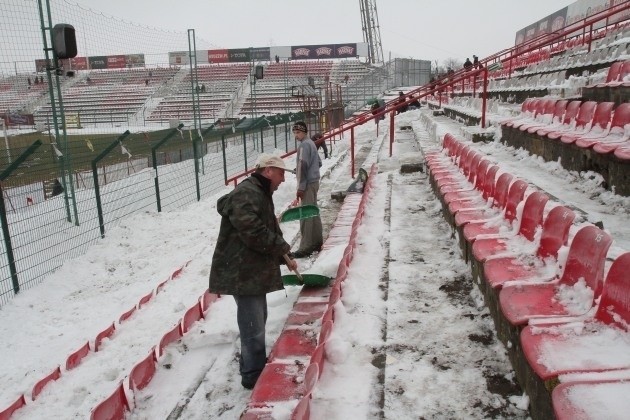 Kibice Widzewa podczas odśnieżania stadionu.