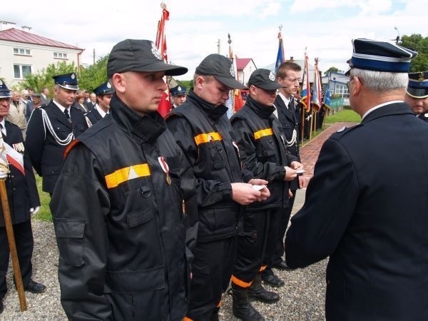 Strażacy z rzędzianowickiej OSP otrzymali odznaczenia za służbę. Niedługo potem musieli wyjechać do akcji przeciwpowodziowej.