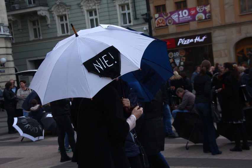 Drugi czarny protest w Rybniku - panie demonstrowały na rynku