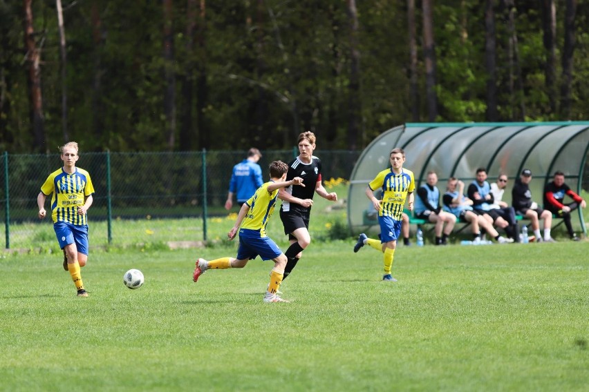 Piłkarze KS Grabówka (ciemne stroje) mkną ku IV lidze