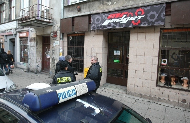 Przy ul. Wschodniej policja przeszukała sklep z dopalaczami....