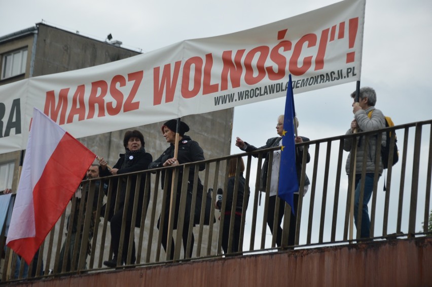 Manifestujący na kładce protestowali m.in. przeciwko...