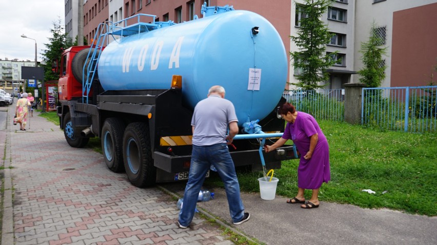 W mieście rotacyjnie jeżdżą beczkowozy, które dostarczają...