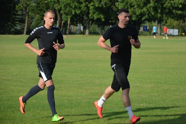 Cezary Zieliński (z prawej) jest już piłkarzem Oskara Przysucha. Czy nim będzie także Patryk Kos, okaże się być może w sobotę