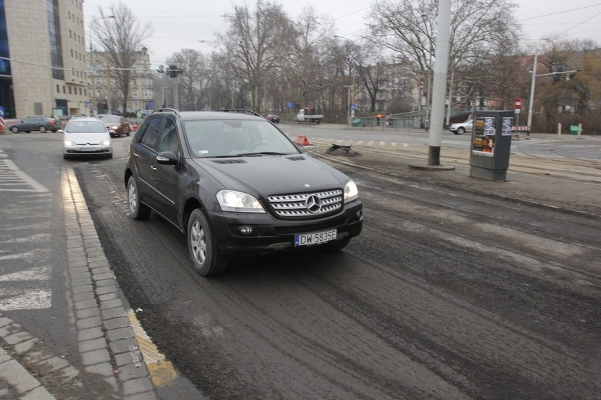 Remontują plac Orląt Lwowskich. Korkują się Podwale i Robotnicza (ZDJĘCIA)