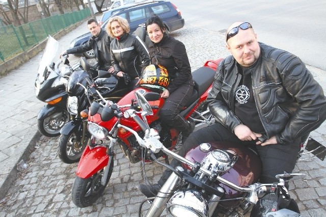 Motocykliści w podróży spędzą trzy tygodnie. Na zdęciu od prawej: Mariusz i Urszula Olechno, Agnieszka i Wojciech Wojteccy.