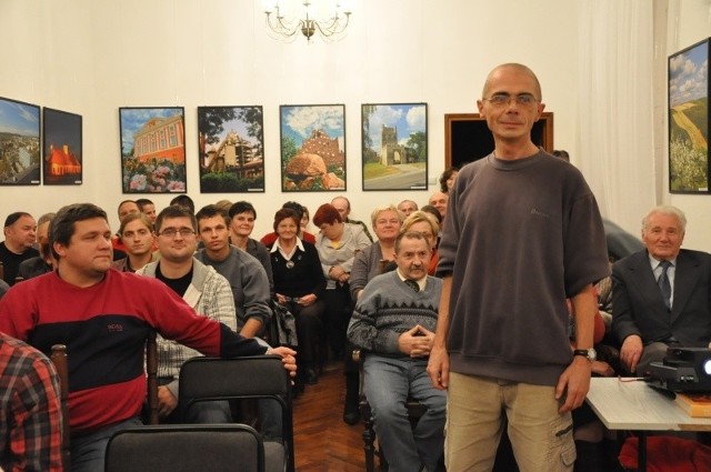Kuba Terakowski na spotkaniu w koneckim Centrum Informacji Turystycznej.