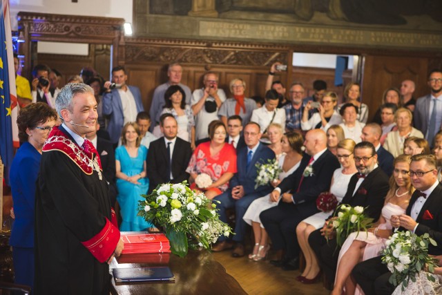 W sobotę (25.08) prezydent Słupska Robert Biedroń udzielił ślubu cywilnego 10 parom z całej Polski. Uroczystość odbyła się w sali posiedzeń Rady Miejskiej w Słupsku. To największy zbiorowy ślub cywilny, jaki do tej pory miał miejsce w Słupsku.