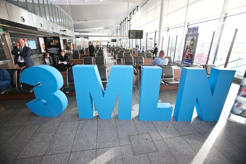 Huczne powitanie trzymilionowego pasażera na wrocławskim lotnisku. Przyleciał z Meksyku [ZDJĘCIA]