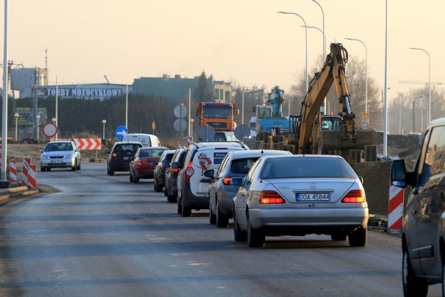 Przypomina, że zatory to nie tylko uciążliwość, ale też koszty - straconego czasu, zużytego paliwa, a w związku z tym także zanieczyszczenia środowiska naturalnego.