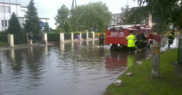 Zalane centrum Sicienka - skrzyżowanie ulic Nakielskiej i Mroteckiej (6 sierpnia 2010, godz. 16:40 - 16:45).