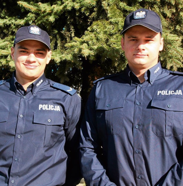Szczepan Wiewiórka (z lewej) i Marcin Kasprzak bez wahania weszli do płonącego budynku, by ratować mieszkańców